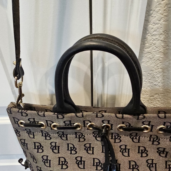 Dooney & Bourke Signature Logo Handbag with Crossbody Strap EUC - Picture 7 of 7
